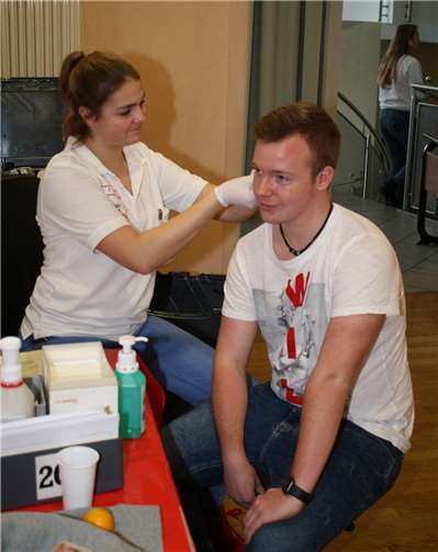 Der kleine Pieks ins Ohrläppchen ist für die Feststellung des Hämoglobinwertes vor der sich anschließenden Blutspende erforderlich.