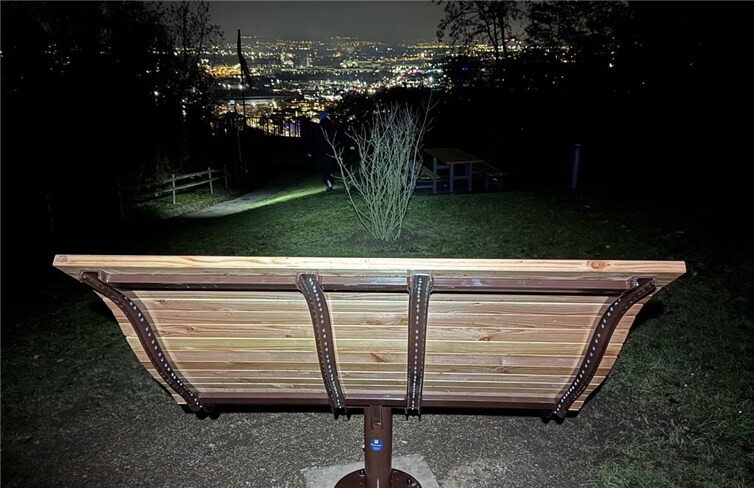 Der kleine Strauch vor der Ruhebank wird nicht weiter in die Höhe schießen. Foto: privat