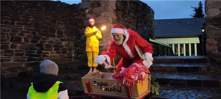 Der kleine Theo bekommt sein Geschenk.Fotos: privat