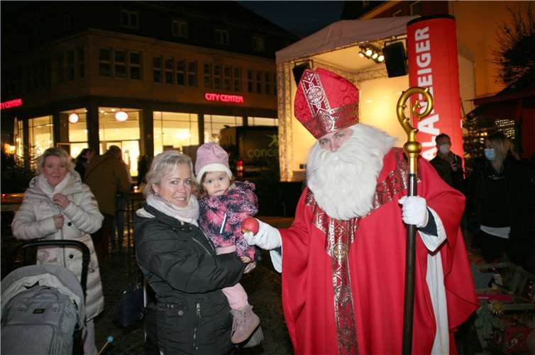 Mayener Weihnachtszauber soll eine kleine Pause vom Alltag bringen Der kleinen Elina sind die großen Sorgen dieser Welt noch unbekannt- Schon ein Apfel vom Nikolaus lässt ihre Augen glänzen.