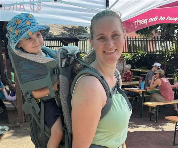 Der kleinste Gipfelfest-Fan Leonhard ist mit seiner Mama Sara schon das dritte Mal beim Gipfelfest dabei dabei.  Foto: Ulla Hanf