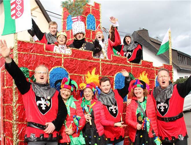 Der königliche Prunkwagen des Breyer Dreigestirns Bauer Luis von der Bach, Jungfrau Luise vom Rheingoldbogen und Prinz Anna von der Alm.Foto: privat
