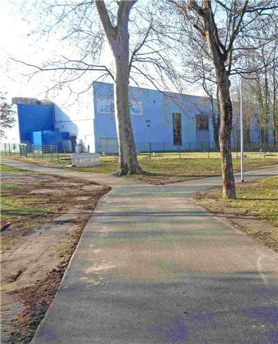 Der kombinierte Weg, der vom Verwaltungsgebäude an der Heddesdorfer Straße entlang des Industriegleises, vorbei an Deichwelle und Jahnplatz zunächst zur B 42 und dann weiter zur Kreuzung Andernacher Straße/Bergärtenstraße führt, ist nun durchgängig drei Meter breit.