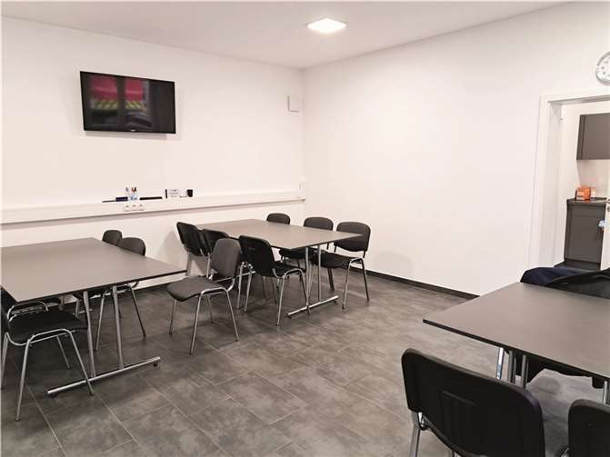 Der komplett erneuerte und modernisierte Mannschaftsraum ist heute kaum wiederzuerkennen.