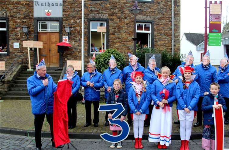 Der komplette Elferrat verwandelte sich mittels Maske in den Bürgermeister Gerhard Hausen. DL
