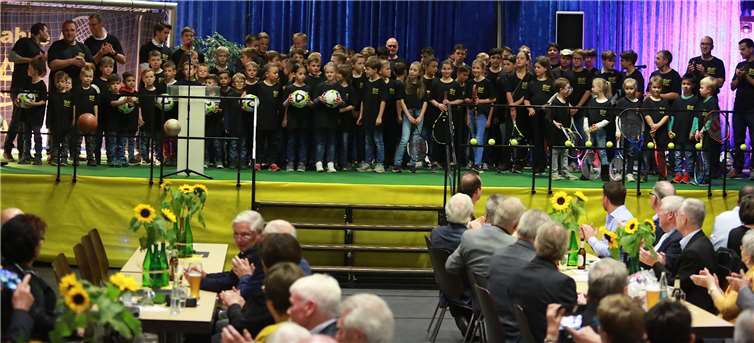 Der komplette Jugendbereich des SV Arzbach präsentiert sich zum Opening auf der Bühne! Fotos: Roland Schäfges - www.myfoto24.eu