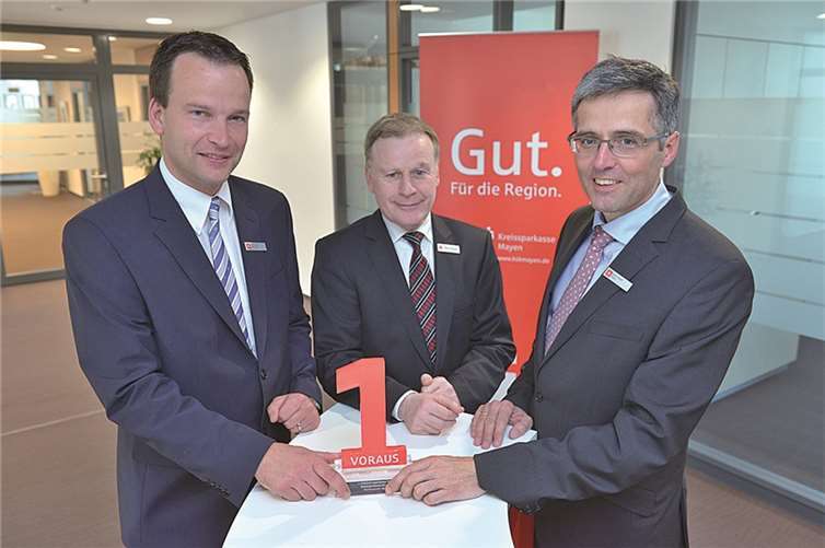 Der komplette Vorstand (v.li.): Vorstandsmitglied Christoph Weitzel, Vorstandsvorsitzender Peter Schaaf und Vorstandsmitglied Karl-Josef Esch präsentiert stolz den achten „1VORAUS AWARD“ der Kreissparkasse Mayen. KSK Mayen