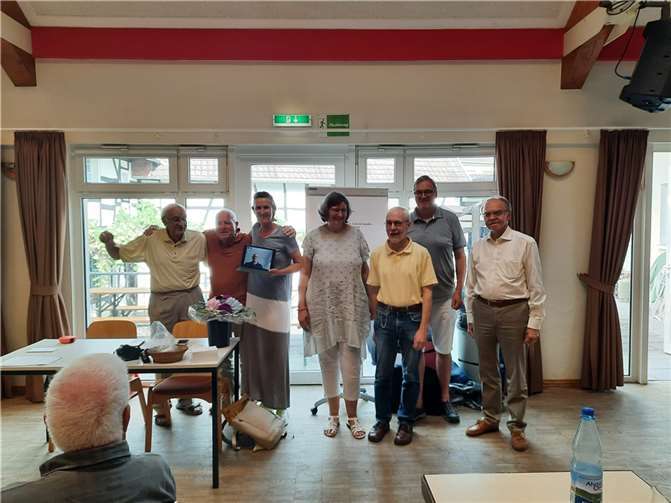 Der komplette Vorstand (vlnr): Horst Hüllen, Benedikt Auen, Daniela Wiedeck mit Jonathan Kiel, Dr. Doris Nadolski-Standke, Ulrich Flöhl, Bernd Holz und Dr. Walter Töpner. Foto: privat