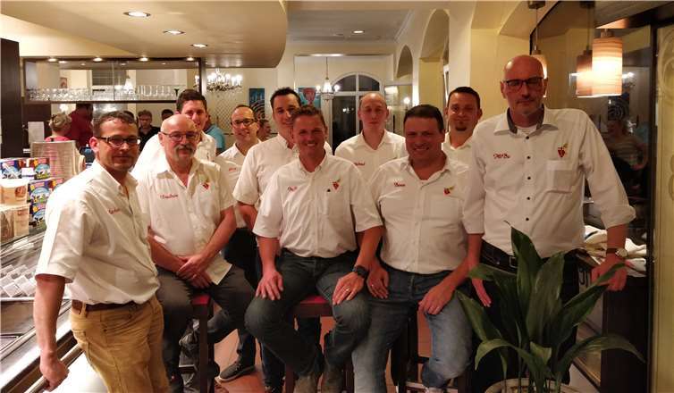 Der komplette Vorstand von links: Markus Mollberg (Tambourmajor), Friedhelm Trapp (Wagenbaumeister und Zeugwart), Stefan Unkel (2. Kassierer), Jürgen Ziegler (Kassierer), Dominik Wilsberg (Geschäftsführer), Markus Paffhausen (Kommandant), Michael Westhofen (2. Geschäftsführer), Michael Degen (Adjutant), Andreas Salz (Klamottenbär), Michael Buch (Schriftführer); es fehlen Ralf Kirschbaum (Literat), Ferdi Ehrenberg (Pressewart) und Bert Gaebler (Vertreter der inaktiven Stadtsoldaten). privat