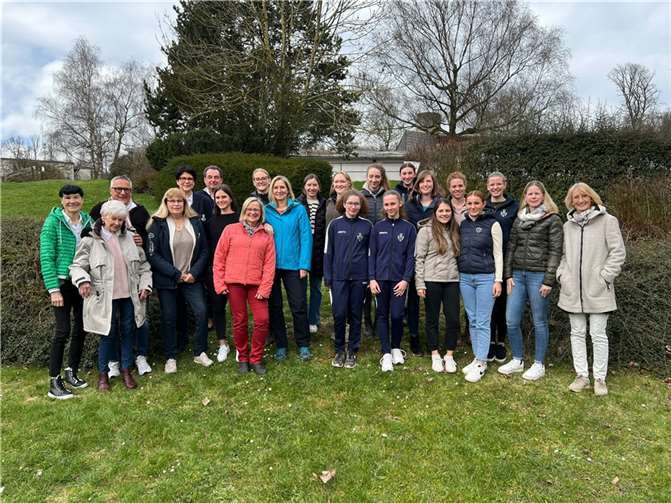 Der komplette, neue RVK-Vorstand versammelte sich nach Sitzungsende auf der grünen Wiese. (v.l.) Uschi Ewenz (Ehrenrat), Anneliese Peters (Ehrenrat), Uwe Lederer (Presse), Andrea Ruhl (Jugend), Jutta Spies (Vorsitzende), Helmut Ewenz (2. Vorsitzender), Anna-Katharina Verges (1. Schriftführerin), Conny Feuerpeil (Ehrenrat), Julia Schmidt (2. Schriftführerin), Belinda Hardt (Kassenprüferin), Sophie Rosenstein (Sportwartin), Deborah Richter (2. Breitensportwartin), Jule Fleckner, Lilly Dahlmann, Jana Bueschleb, Charlina Rachul (insgesamt vier Jugendsprecher), Jenny Erlenbach (2. Kassenwartin), Annouschka Konitzer (Social Media), Nadja Netzer (2. Jugendwartin), Johanna Klaes (Social Media), Julia Jäger (2. Voltigierwartin), Nora Korte (Kassenwartin), Anette Rosenstein (Kassenprüferin). Auf dem Foto fehlen: Silke Theisen (1. Voltigierwartin), Lina Klaes (Sportwartin), Anne Heuser (Breitensportwartin), Andreas Normann (Tierschutzbeauftragter), Norbert Menzenbach und Bernd Petry (beide Ehrenratsmitglieder). Foto: privat