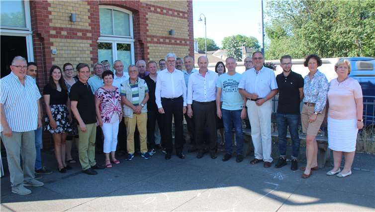 Der komplette neue Stadtrat Bad Breisigs vor dem Kulturbahnhof. Fotos: KMI