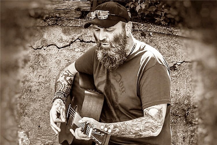 Der kroatische Singer & Songwriter StarDog Champion präsentiert eine Mischung aus Folk, Country und Acoustic-Rock.