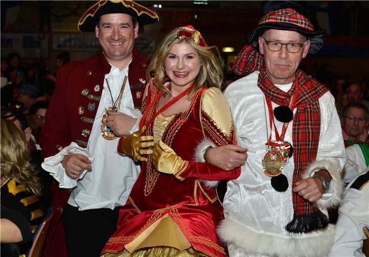 Der künftige Bürgermeister der Verbandsgemeinde, Thomas Przybylla (links), und der noch amtierende Bürgermeister Georg Hollmann werden von zarter Hand zur Bühne geleitet.