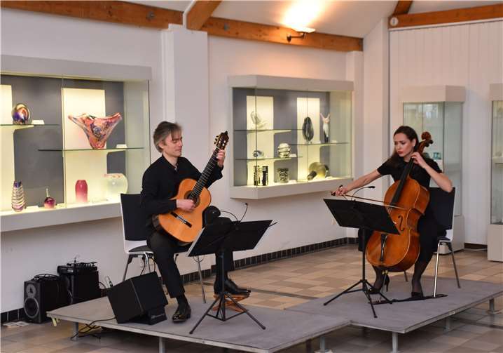 Der künstlerische Leiter des Kölner Klassik Ensembles, Tobias Kassung, und die Solo-Cellistin Lena Kravets begeisterten das Publikum.Foto: EICH
