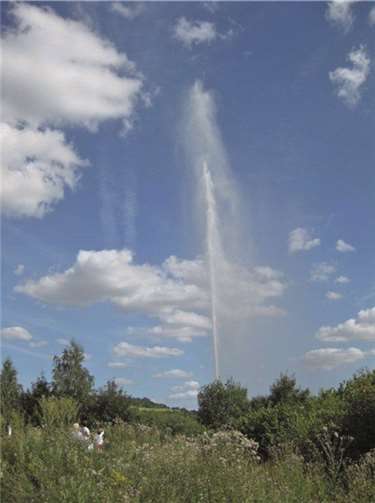 Der künstliche Kaltwasser-Geysir springt zwei Mal am Tag. VG Brohltal