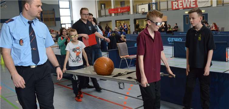 Der kugelrunde Patient entpuppte sich als Medizinball, der blind, nach Anweisung eines Teamkameraden, auf einer Trage durch einen Parcours bugsiert werden musste. Die Kinder aus der August meisterten diese Aufgabe mit Bravour. Fotos: Ingrid Ferdinand