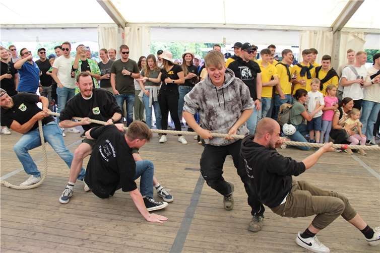 Der kultige Tauziehwettbewerb war eines der Highlights des Junggesellenfests in Dernau.  Fotos: DU