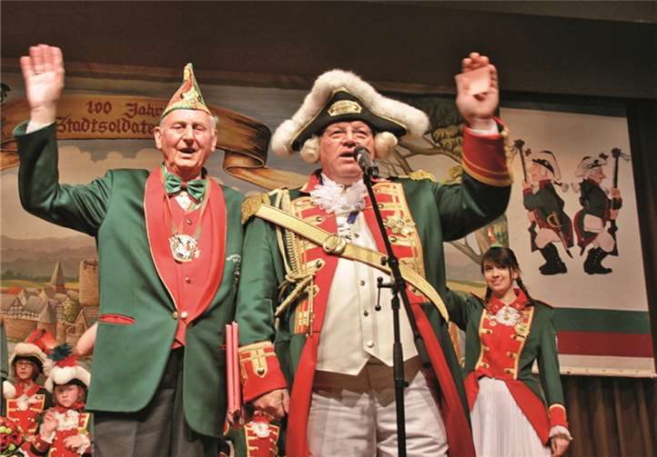 Der langjährige Chefadjutant der Rheinbacher Kindertollitäten, Ehrenoberzahlmeister Wolfgang Schubert (l), verabschiedet sich in den verdienten „Ruhestand“.