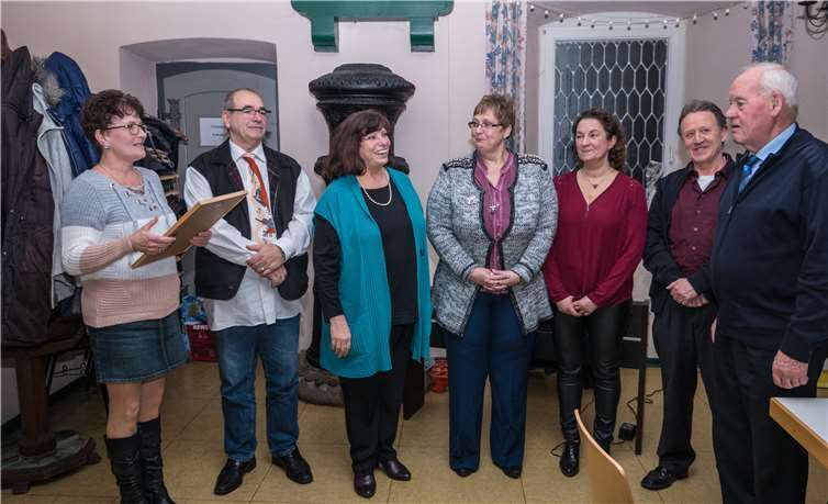 Der langjährige Erste Vorsitzende Norbert Scherr (ganz rechts) wurde mit einer Urkunde geehrt und zum Ehrenmitglied ernannt..
