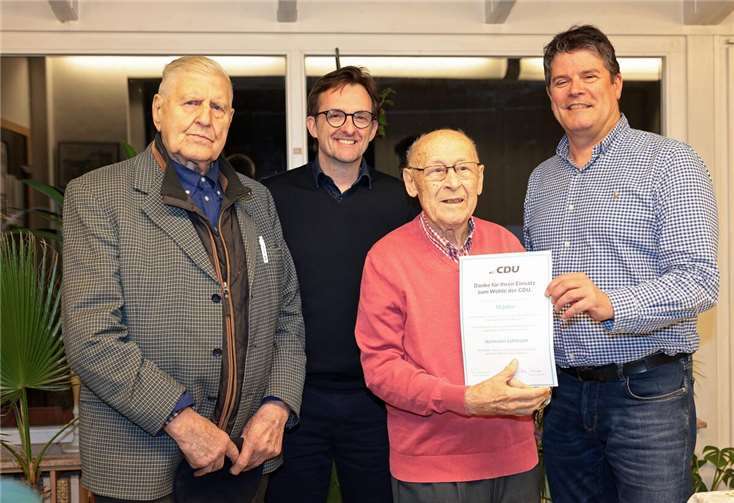 Der langjährige Kommunalpolitiker Hermann Lehmann aus Adenau wurde kürzlich für 50-jährige Mitgliedschaft in der CDU geehrt - v.l. Willi Kiesewalter, Michael Korden, Hermann Lehmann, Dirk Lenzen.  Foto:Werner Dreschers