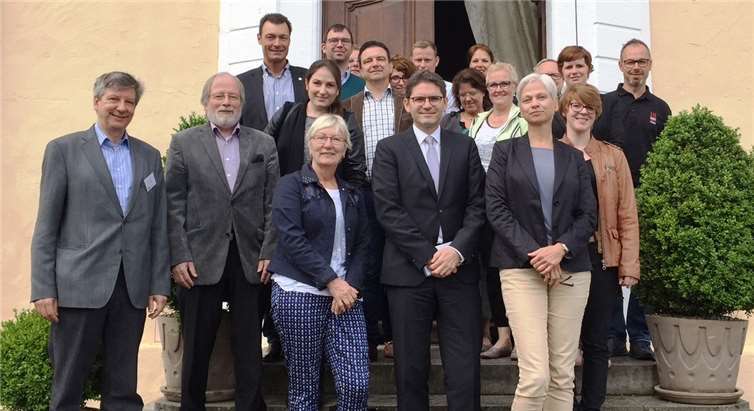 Der langjährige Moderator, Hans-Peter Kröger, empfing die Teilnehmer des Swisttaler Unternehmerfrühstücks zum 60. Mal auf Schloss Miel. privat