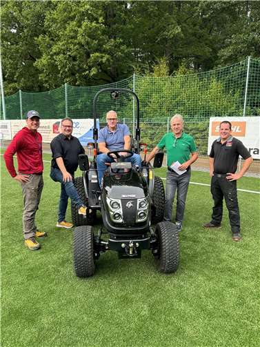 Der langjährige Platzwart des SVA, Dietmar Hergarten und der Vorsitzende des SVA, Hubert Neukirchen haben mit großer Freude einen neuen leistungsstarken Traktor zur Pflege des Kunstrasensportplatzes in Adendorf in Empfang genommen. Foto: privat