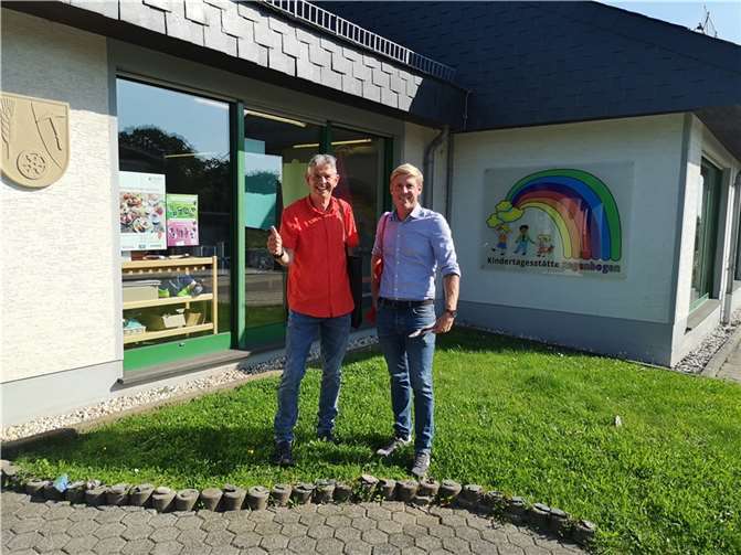 Der langjährige SPD Ortsvereinsvorsitzende Herbert Keifenheim mit undestagskandidat Christoph Schmitt.Foto: privat