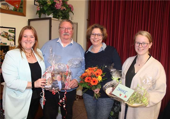 Der langjährige Vorsitzende des „Arbeitskreis Bachemer Weinfest“, „Charly“ Schmitz (Zweiter von links) wurde von der amtierenden Weinkönigin Lena Knieps (links) sowie von Weinprinzessin Christina Ismar (rechts) verabschiedet. Zur neuen Vorsitzenden wählten die Teilnehmer einstimmig Melanie Giffels (Zweite von rechts). Foto: DU