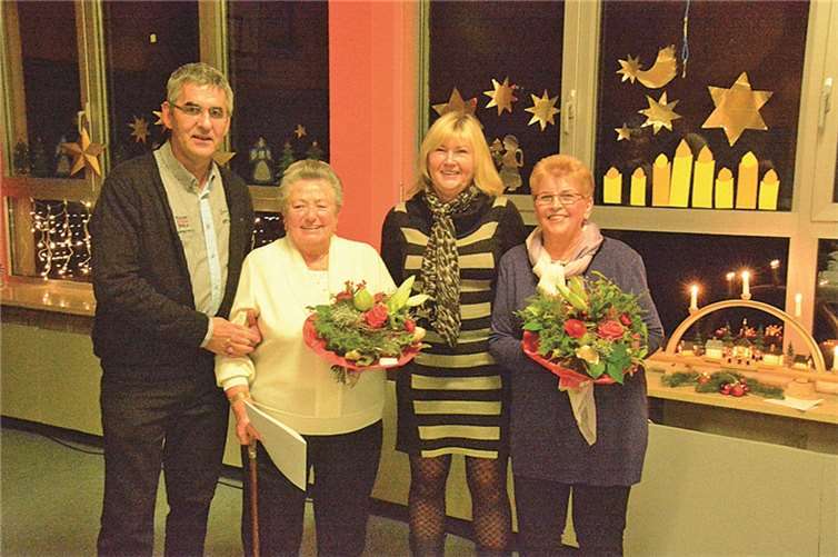 Der langjährigen AWO-Mitglieder Elisabeth Zwikirsch und Katharina Süß wurden durch die AWO-Kreisvorsitzende Christiane Heinrich-Lotz und den Vorsitzenden der AWO Metternich Gerhard Vogt geehrt. privat