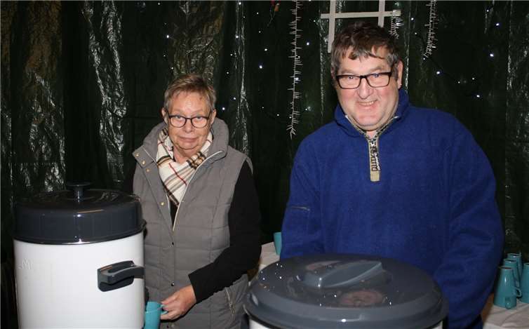 Der leckere Glühwein wurde heiß aus großen Töpfen gezapft und ging erwartungsgemäß weg wie warme Semmeln.