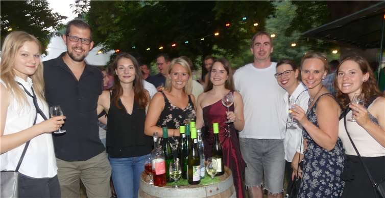 40 Weinmajestäten der Terrassenmosel machten ihre Aufwartung Der leckere Moselkerner Wein standnatürlich im Mittelpunkt des Interesses.