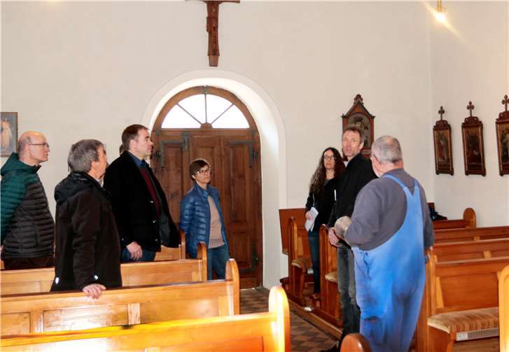 Der leitende Bauingenieur des Bistums Thomas von der Stein (2. v. r.) unterstützte den Vorschlag von Pfarrer Rainer Justen (3. v. l.), den Glaszylinder von Hand nachzufertigen und mit LED Leuchtmittel zu bestücken. Damit waren Pfarrverwaltungsrat und Förderverein einverstanden.Foto: SES
