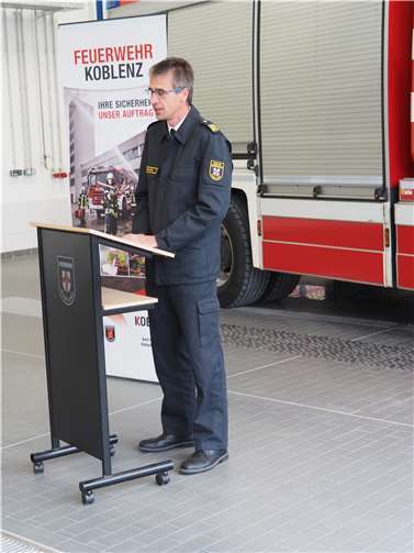 Offizielle Inbetriebnahme der Feuerwache 2 Der leitende Branddirektor Meik Maxeiner während seiner Rede.
