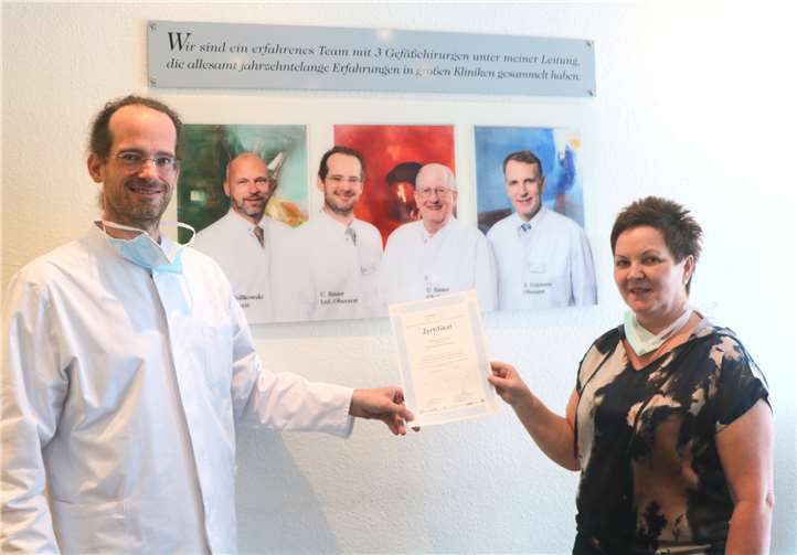 Der leitende Oberarzt der Klinik für Gefäßchirurgie und Gefäßmedizin im Kreis Ahrweiler Ulrich Bauer und Verwaltungsleiterin Edith Burggraaff präsentieren das MRE-Zertifikat. Foto: Gerd Weigl