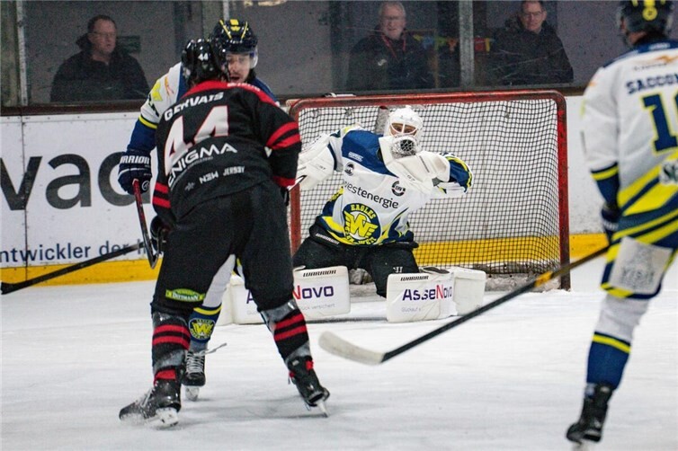Der letzte Schuss in der Partie, verursacht durch Jermey Gervais. Goalie Ilja Andryukhov hält die Scheibe und somit den Sieg der Essener fest. Foto:Manuel Enderich