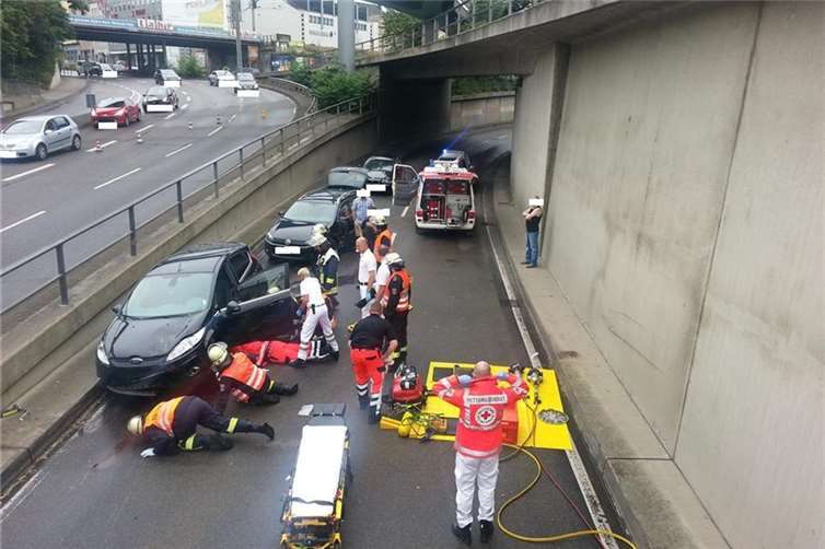 Der letztlich unter dem PKW liegende Kradfahrer musste von der Berufsfeuerwehr Koblenz geborgen werden. Foto: Polizei Koblenz