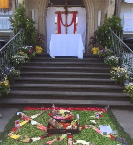 Der liebevoll gestaltetet „Tafelaltar“ am „Alten Krankenhaus“.