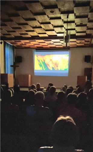 Der liebevolle Umgang mit der Schweinezucht: Ein zentrales Motiv des Films. Quelle: Kommunales Kino Andernach