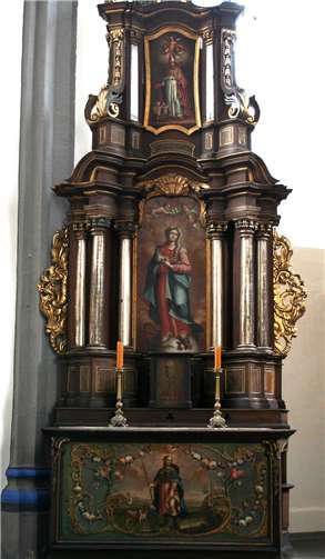 Der linke Seitenaltar vor der Restaurierung.