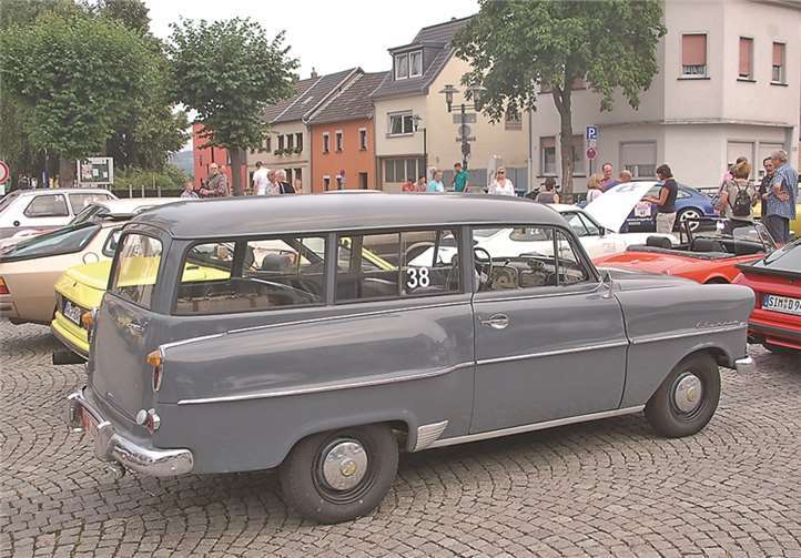 Der mausgraue Opel Olympia Caravan aus dem Jahr 1957 war noch mit alten Koffern aus eben dieser Zeit beladen, die Besitzer zeigten viel Liebe zum Detail.