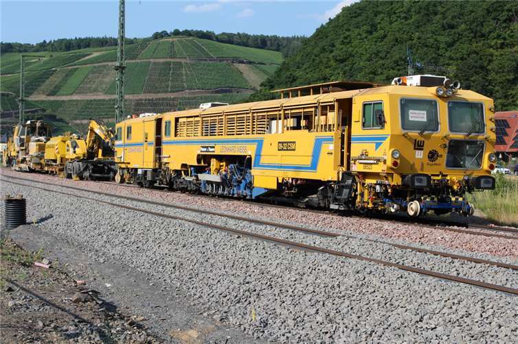 Der mehrteilige Stopfzug verdichtet den Schotter.  Foto: WITE
