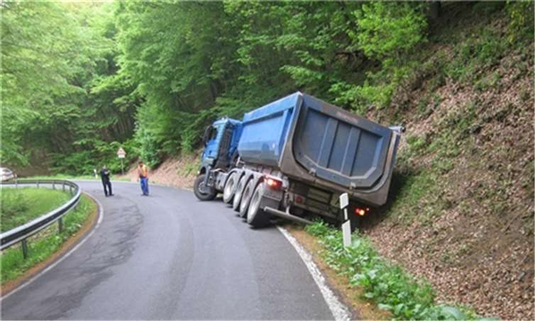 Der mit Lavasplit beladene Sattelzug im Straßengraben der L74.privat