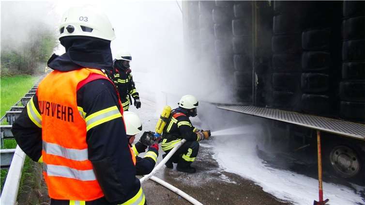 Der mit Rennreifen beladene Sattelauflieger wurde durch die FFW Höhr-Grenzhausen gelöscht. Foto: WinklerTV