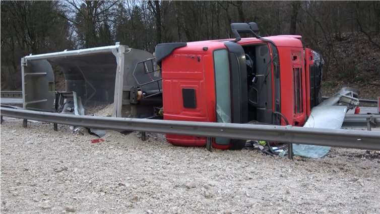 Der mit Sand beladene Sattelzug war komplett umgekippt.