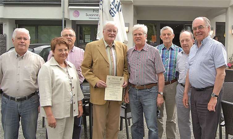 Der mit Urkunde ausgezeichnete Ehrenvorsitzende inmitten seiner Vorstandskollegen (von links): Hans-Gerd Busa, Klara Greder, Otto Lemske, Norbert Reineri, Günter Nerger, Hans-Ludwig Falckenberg, Alfons Schmickler. FA