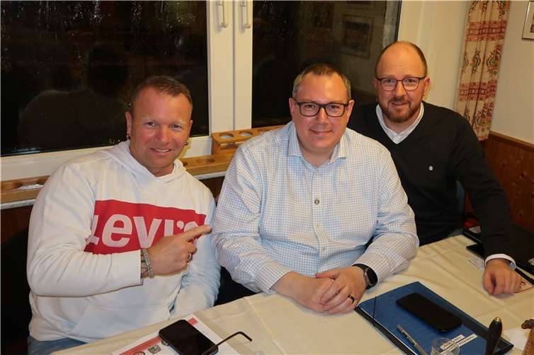 Der mit Zustimmung aller Artilleristen wiedergewählte Vorstand des Funken-Korps Schwere Artillerie Rut-Wiess aus Linz am Rhein, von links: stellvertretender Commodore Ralf Rondi (Flützer), Commodore Frank Fossemer, Geschäftsführer Markus Siebertz. Foto: Roland Thees