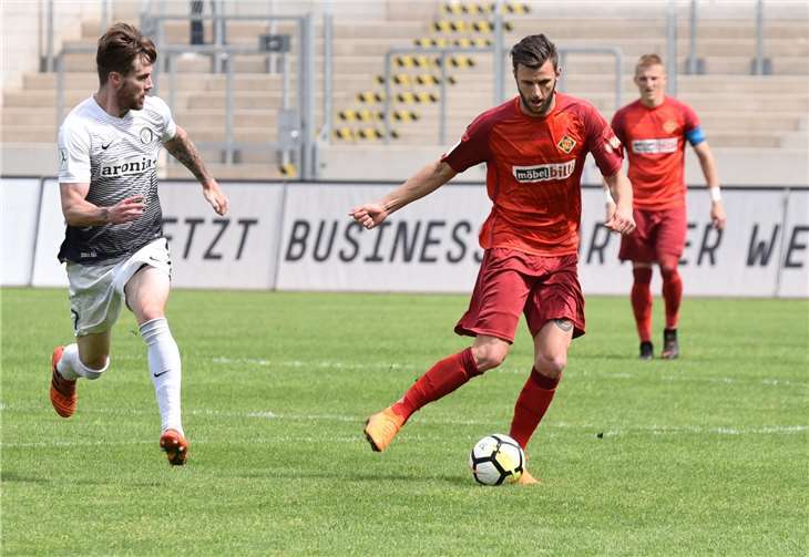 Der mit dem Ball tanzt. Dejan Bosic war in Elversberg nicht zu stoppen. Drei Tore gingen allein auf sein Konto. Treffer Nummer vier erzielte Mannschaftskapitän Michael Stahl im Hintergrund.TH