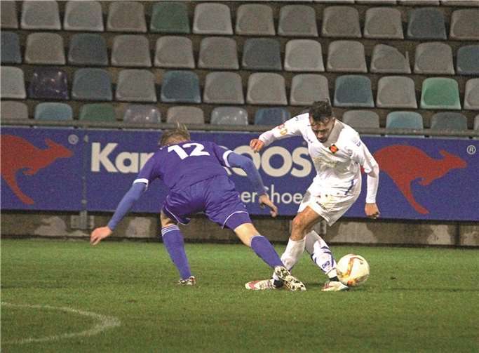 „Der mit dem Gegner tanzt“. Fatjon Celani gelang beim FK Pirmasens, mit dem 2:1 bereits der zehnte Treffer in dieser Saison.TH