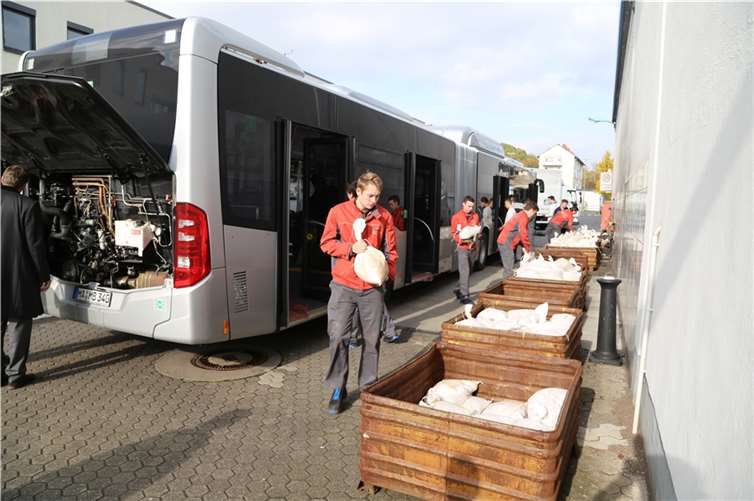 Erdgasbus auf der Karthause in Koblenz getestet Der mit einem effizienten und umweltfreundlichen Erdgasmotor angetriebene Bus wurde mit Sandsäcken beladen.