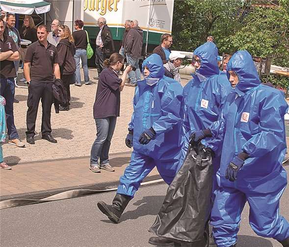 35 Jahre Jugendfeuerwehr  Der mit leichten Chemikalien-Schutzanzügen ausgerüstete Trupp machte sich an die Arbeit.